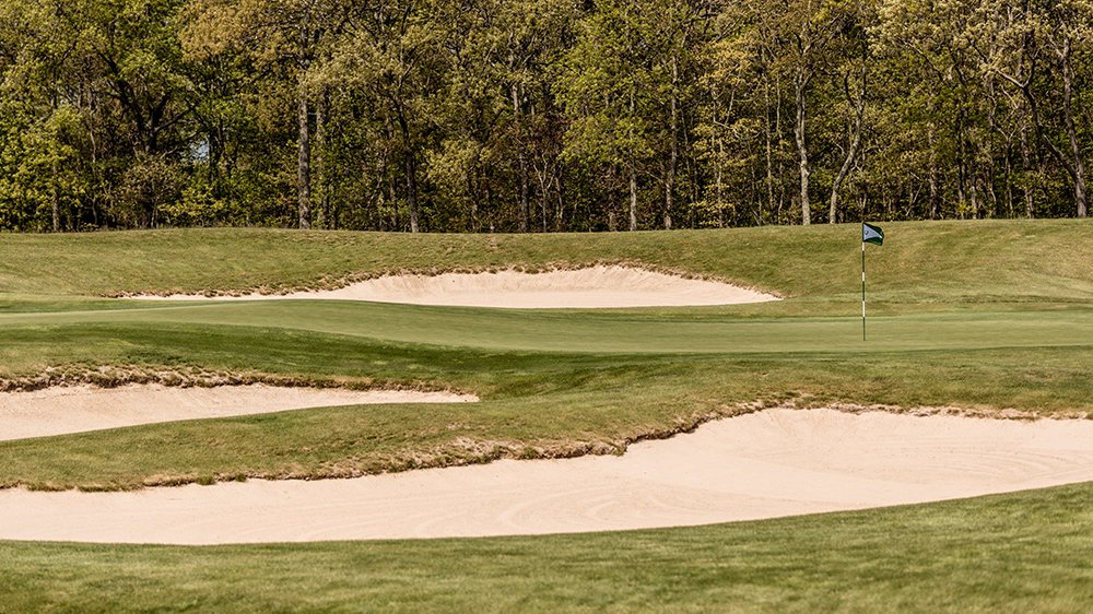 It’s hard to believe that people have only been playing golf at Laurel Links Club since 2002. Nestled on the North Fork, between Long Island Sound and the Peconic Bay, the course was built on a former potato farm. The design incorporates the surrounding natural features so well that it feels like the course has been here for 100 years.