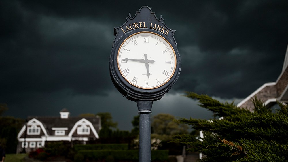 Shane และเพื่อนร่วมก้วนของเขา หวังว่าจะเล่นให้จบ 18 หลุมก่อนค่ำ และหลังจากพัตต์สุดท้ายในหลุม 18 ความมืดเข้ามาปกคลุม Long Island Sound และในสนามกอล์ฟ พลังแห่งธรรมชาติเป็นสิ่งที่ไม่อาจหลีกเลี่ยงได้ในการเล่นกอล์ฟที่ Long Island 