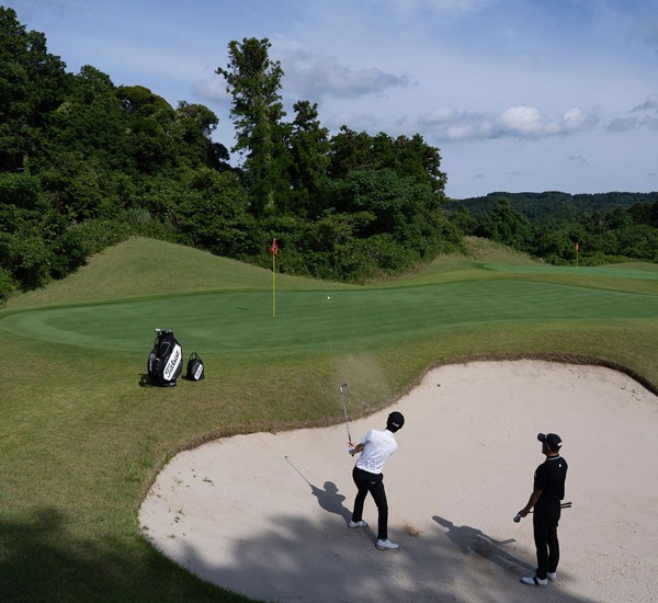 天然芝やバンカーでソールの抜けや打感を確認